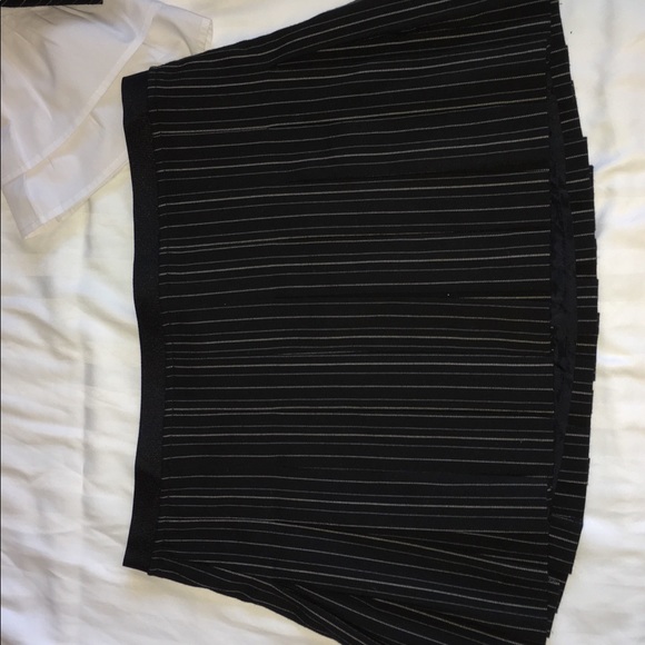 GUESS JEANS Crop and Skirt - Picture 6 of 7